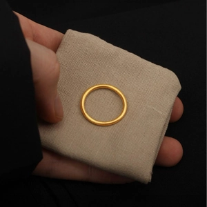 Anello minimalista in acciaio inossidabile placcato oro opaco con texture spazzolata