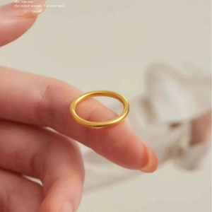 Anello minimalista in acciaio al titanio dorato opaco indossato al dito per ogni giorno
