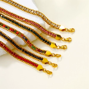 Bracciali a catena cubana con strass colorati in finitura dorata e chiusura a moschettone