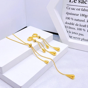 Elegantes Schmuckset aus goldfarbenem Titanstahl mit Wassertropfen-Quasten und Schiebeverschluss