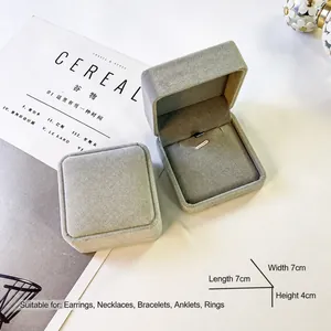 Elegante scatola per gioielli in velluto grigio 7x7x4cm per collane e anelli regalo
