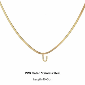 Détail du collier chaîne serpent plaqué or PVD avec pendentif lettre U et zircons blancs