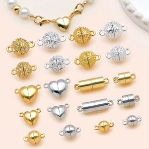 Détail de fermoirs magnétiques en forme de cœur et sphère pour colliers et bracelets DIY