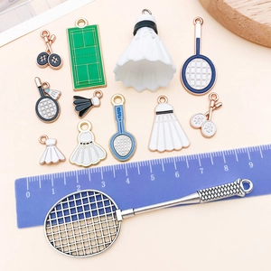 Detailansicht der Badminton-Schläger-Anhänger aus Legierung mit Maßstabsangabe