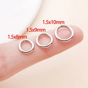 Detailansicht von 1,5mm Edelstahl-Binderingen in 8mm 9mm 10mm Größen auf einer Fingerspitze