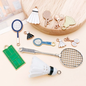Makroaufnahme von Federballschläger- und Shuttlecock-Anhängern für DIY-Schmuck
