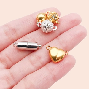 Gros plan de fermoirs magnétiques en forme de cœur et de boule pour bijoux DIY