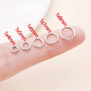 Nahaufnahme verschiedener Edelstahl-Biegeringe von 4mm bis 8mm auf den Fingerspitzen