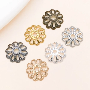 Vue détaillée de calottes de perles fleurs en fer 6 couleurs pour création de bijoux