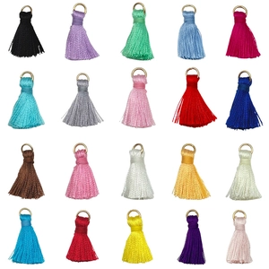 Lot de 20 mini pompons colorés de 23mm avec anneaux dorés pour la création de bijoux