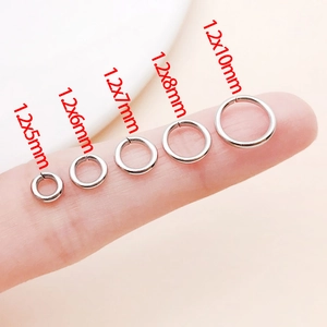 Detaillierter Größenvergleich von fünf 1,2mm Edelstahl-Biegeringen auf einem Finger