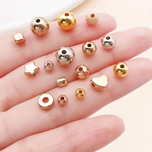 Nahaufnahme gemischter geometrischer CCB Gold- und Silber-Zwischenperlen für DIY-Schmuck