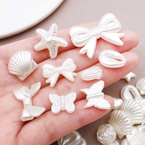 Dettaglio di perline in ABS perlato a forma di fiocco per creazione gioielli fai-da-te