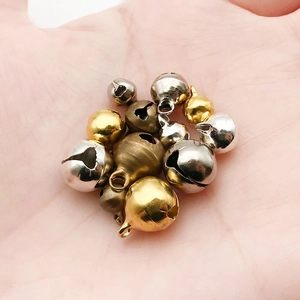 Detailansicht kleiner 6mm bis 10mm runder Metallglocken in Gold und Silber für DIY