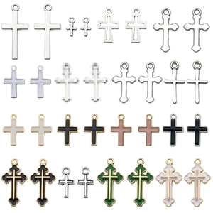 Assortimento di ciondoli a croce in lega di zinco e smalto per creazioni di gioielleria