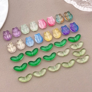 Détail de perles tulipes en verre coloré et feuilles vertes pour création de bijoux