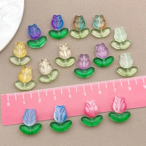 Détail macro de perles tulipes colorées avec trous verticaux pour bijoux DIY