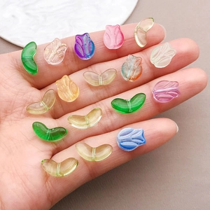 Gros plan de perles tulipes en verre coloré pour bijoux DIY tenues en main
