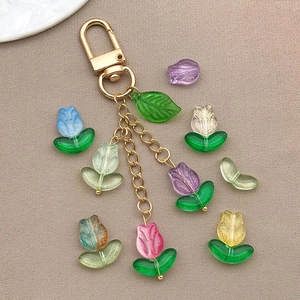 Détail macro de perles tulipes et fermoir mousqueton doré pour la création de bijoux