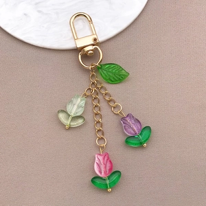 Détail du porte-clés fleur de tulipe avec perles en verre et fermoir mousqueton doré