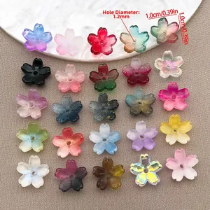 Detalle de cuentas de flor de cerezo en resina de 10mm degradada para joyería artesanal