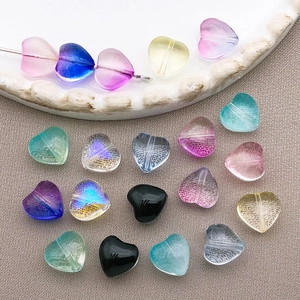 Vue détaillée de perles en verre en forme de cœur de 8mm aux couleurs acidulées pour DIY