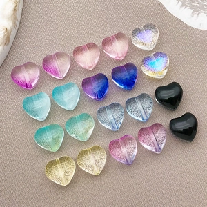Gros plan de perles en verre rayé en forme de cœur pour la création de bijoux DIY
