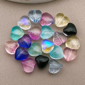 Vue macro de perles en verre en forme de cœur aux couleurs acidulées pour bijoux DIY