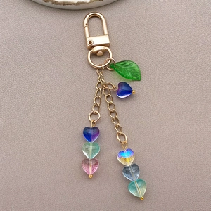 Détail de perles de cœur en verre coloré avec fermoir mousqueton doré pour bijoux DIY