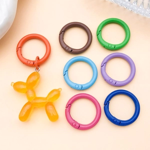 Set van gekleurde 25mm zinklegering veerringen met schattige hars ballon hond hanger
