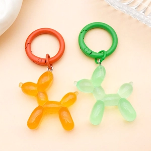Detail van 25mm ballonhond sleutelhanger accessoires met harsafwerking en metalen ringen