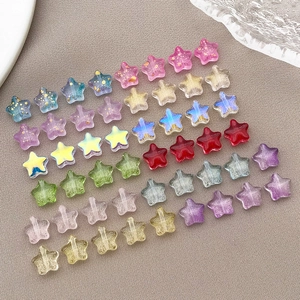 Vista macro de cuentas de vidrio estrella de 8mm coloridas con pan de oro para joyería DIY