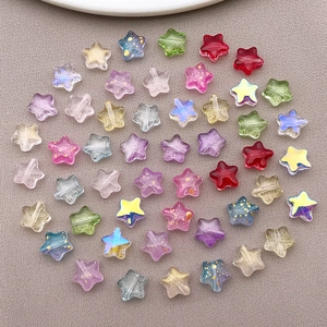 Primer plano de cuentas de estrella de vidrio de 8mm de colores con pan de oro para joyas DIY