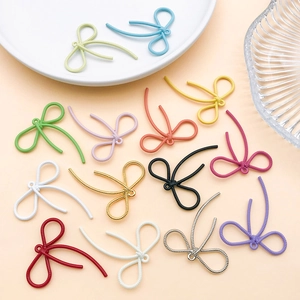 Dettaglio di ciondoli a fiocco in lega di zinco colorati con texture a spirale per il fai da te
