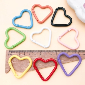 Moschettoni a cuore da 44mm in lega di alluminio in nove vivaci colori opachi assortiti