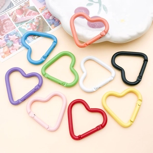 Moschettoni colorati a forma di cuore in lega di alluminio con ganci a molla per il fai da te