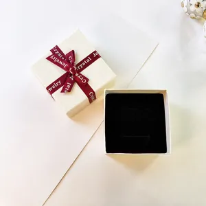 Scatola regalo per gioielli beige con nastro rosso e fodera in velluto nero 7x7x4.5cm