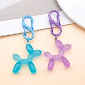 Vue détaillée des porte-clés chien ballon en résine bleue et violette avec crochets S