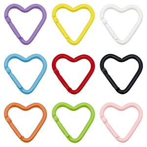 Set di nove moschettoni in alluminio a forma di cuore con meccanismi a molla colorati