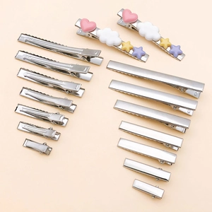 Barrettes en métal argenté de différentes tailles avec breloques colorées en cœur et étoile