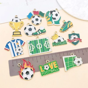 Set di ciondoli a tema calcio in lega di zinco con maglie e trofei per gioielli fai da te