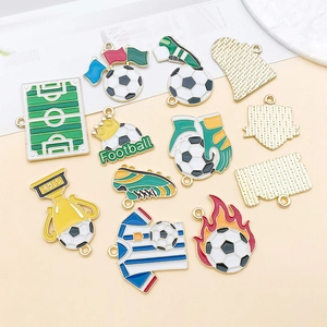 Dettaglio ciondoli smaltati a tema calcio con trofeo e maglia per creazione di gioielli fai da te