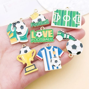 Dettaglio del set di ciondoli da calcio smaltati per accessori di gioielli fai-da-te