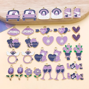 Set de dijes de corazón y letras en esmalte violeta y aleación dorada para joyería DIY