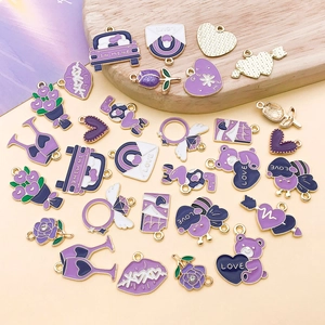 Vista plana de dijes de esmalte morado con corazones y rosas para joyas DIY