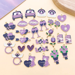 Set de dijes de esmalte morado con diseños de corazón y flores en aleación dorada