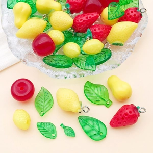 Gedetailleerde macro-opname van acryl fruitbedeltjes met glanzende hars en metalen ringen