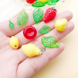 Macro-opname van acryl fruitbedels inclusief aardbei, citroen en kersen kralen