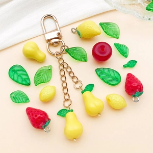 Kleurrijke acryl fruit hangers zoals aardbei en citroen voor DIY sieraden maken