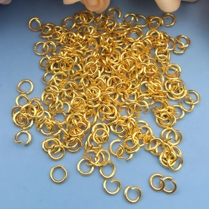 Detailansicht der goldenen Biegeringe für Schmuckherstellung mit glänzender Oberfläche